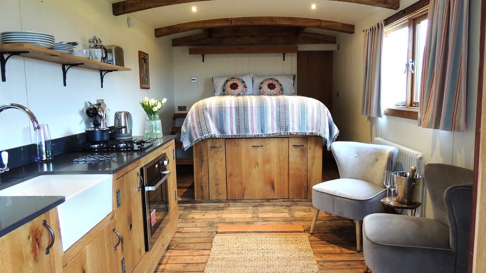 Property building, Bed, Kitchen or kitchenette, Seating area