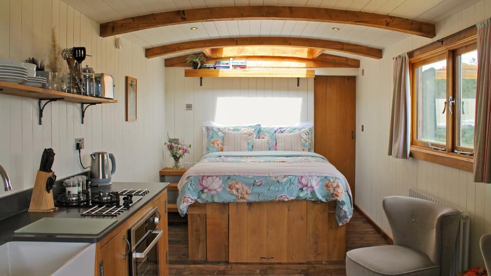 Bed, Coffee/tea facilities, Kitchen or kitchenette, Seating area, Bedroom