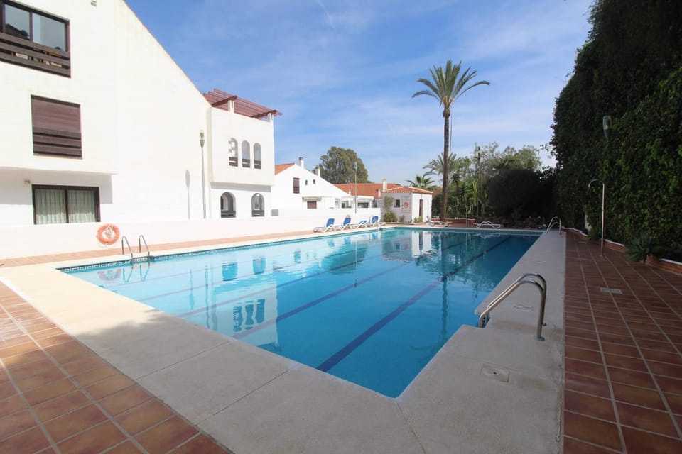 Swimming pool, sunbed