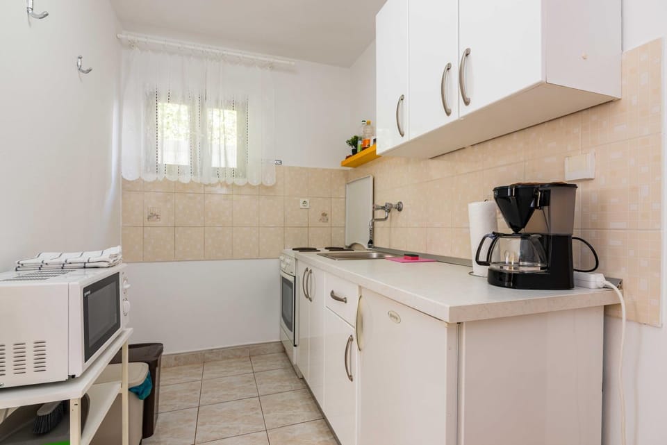 Coffee/tea facilities, Kitchen or kitchenette, oven