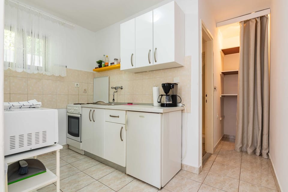Kitchen or kitchenette, oven