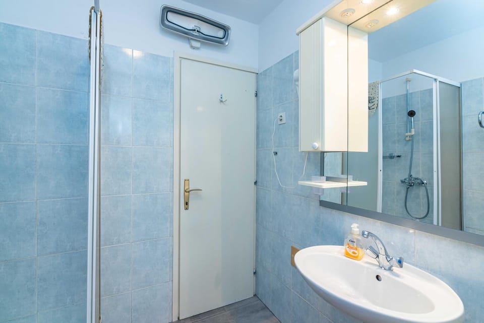 Shower, Bathroom, towels