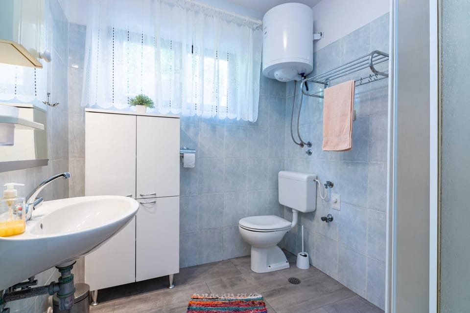 Shower, Toilet, Bathroom, towels