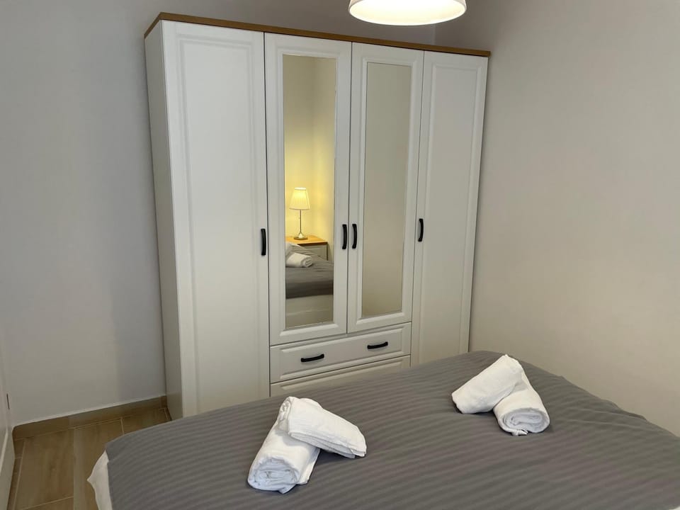 Bedroom, towels, wardrobe
