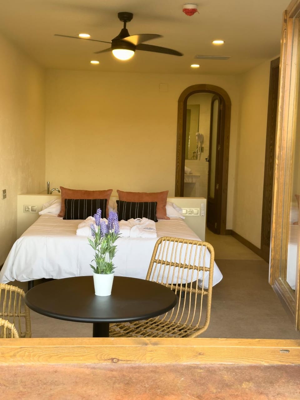 Bed, Photo of the whole room, Seating area, Bedroom, fireplace