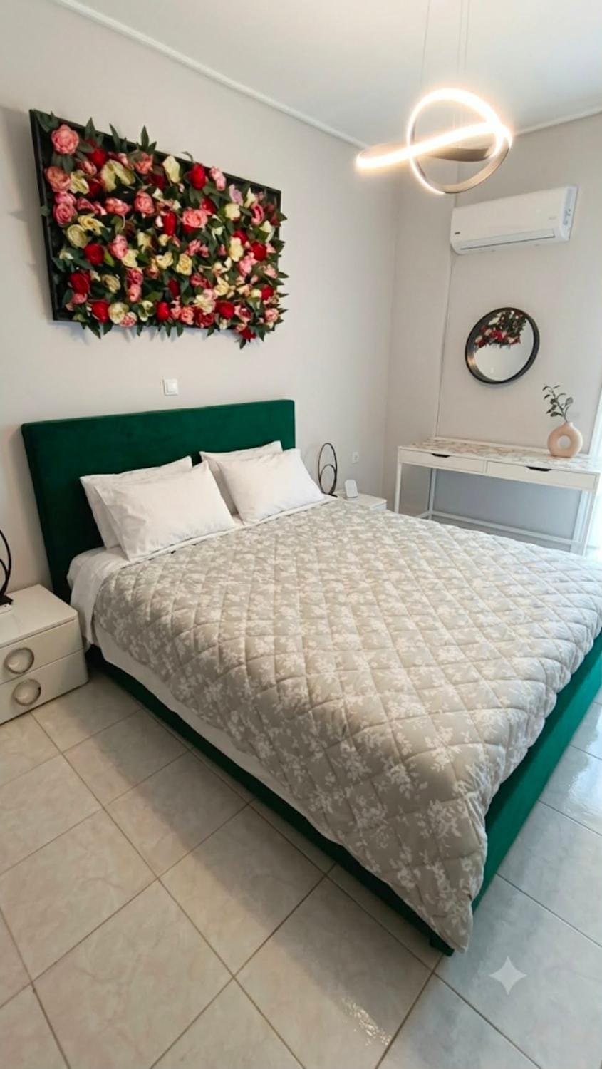 Modern 2BR city flat 10min from the beach Apartment in Kallithea