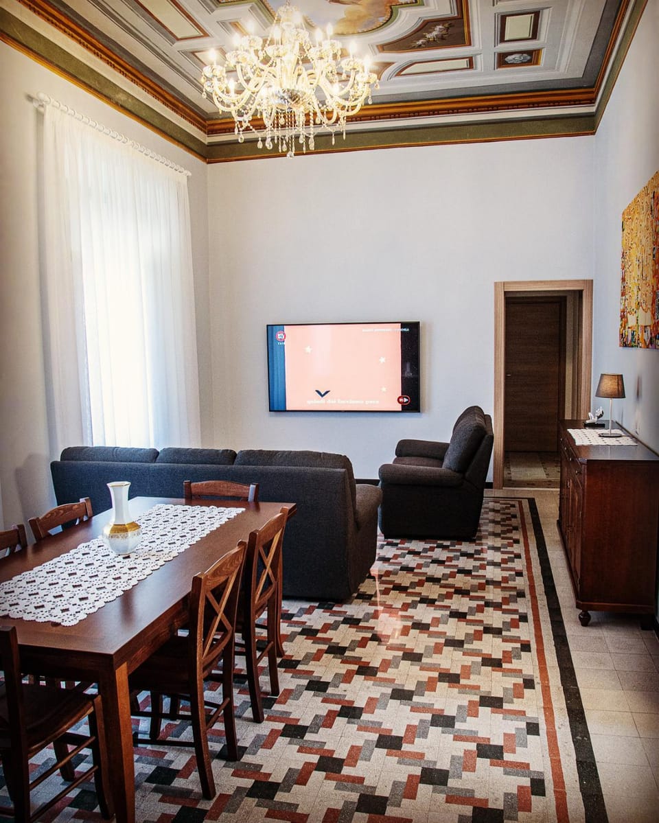 Communal lounge/ TV room, Seating area, Dining area, Evening entertainment