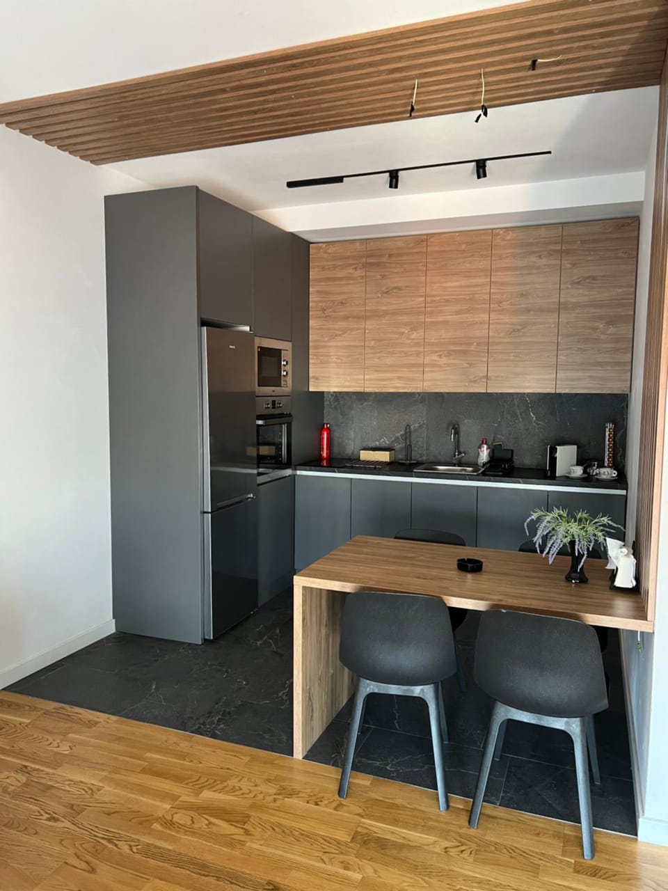 Coffee/tea facilities, Kitchen or kitchenette, Dining area, oven, stove