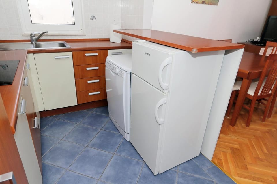 Kitchen or kitchenette, dishwasher