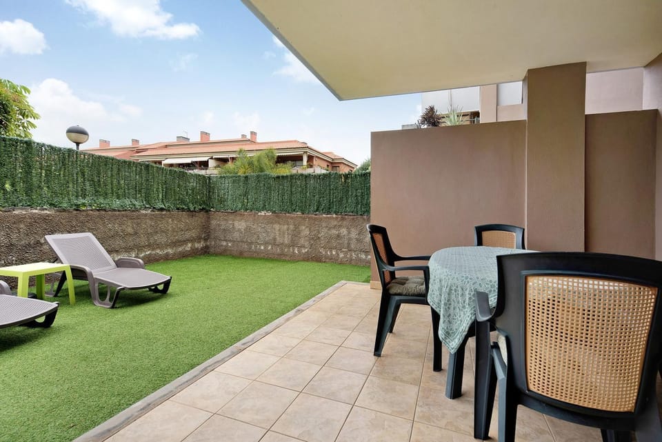 Property building, Balcony/Terrace, Living room