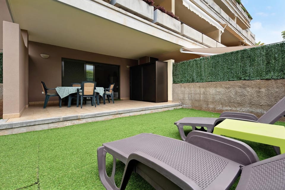 Property building, Balcony/Terrace, Living room