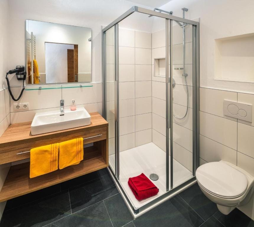 Shower, Toilet, Bathroom, towels