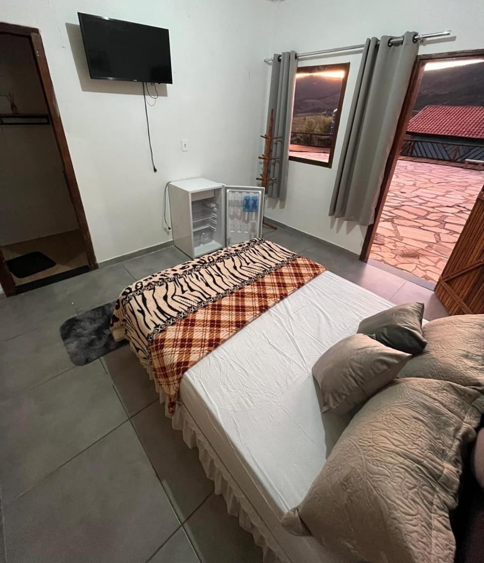 Bed, TV and multimedia, Photo of the whole room, Bedroom