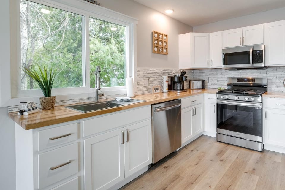 Hot Tub + Games! Lakefront Traverse City Retreat House in Bass Lake