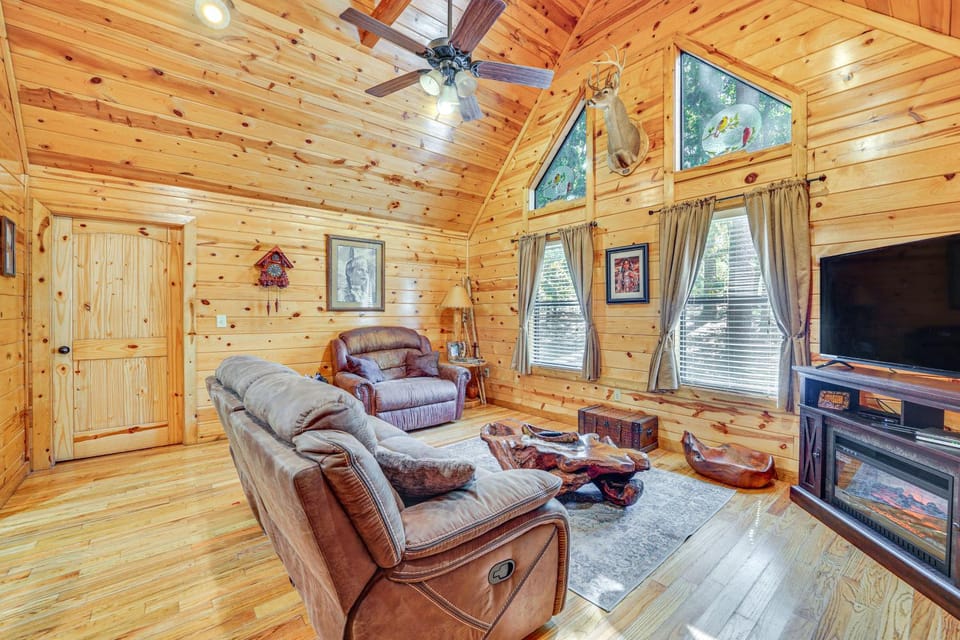 Broken Bow Rental Cabin w/ Hot Tub & Bar Cabin in Broken Bow