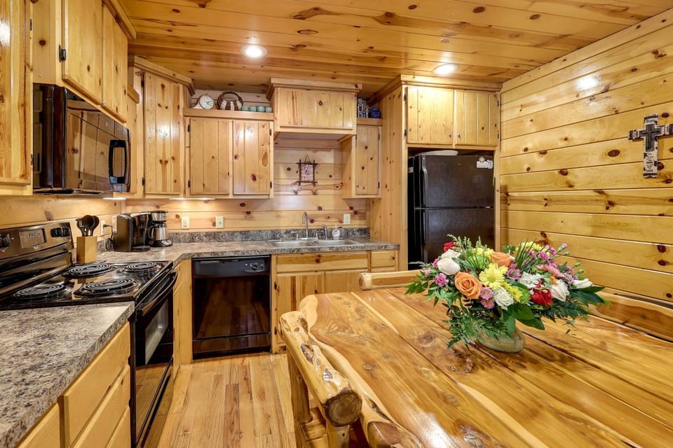 Broken Bow Rental Cabin w/ Hot Tub & Bar Cabin in Broken Bow