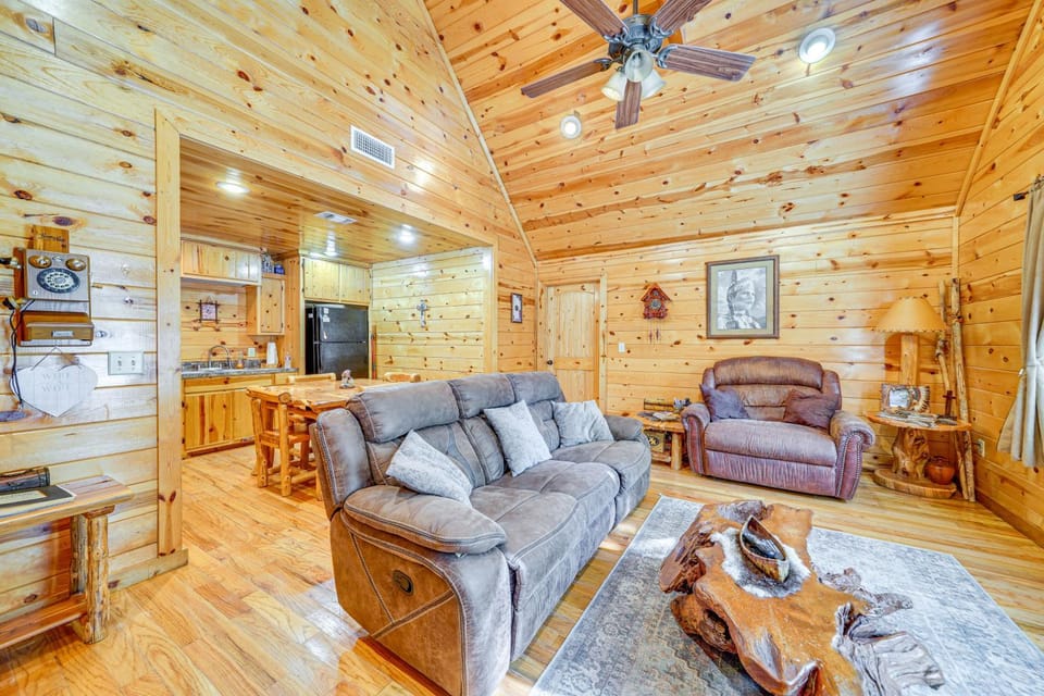 Broken Bow Rental Cabin w/ Hot Tub & Bar Cabin in Broken Bow