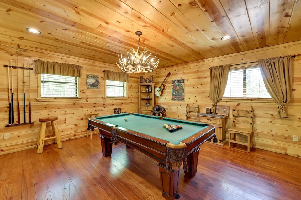 Pet-Friendly Broken Bow Cabin w/ Fire Pit! Cabin in Broken Bow
