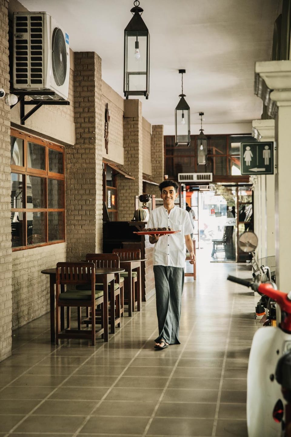 Restaurant/places to eat, People, Food and drinks, Food