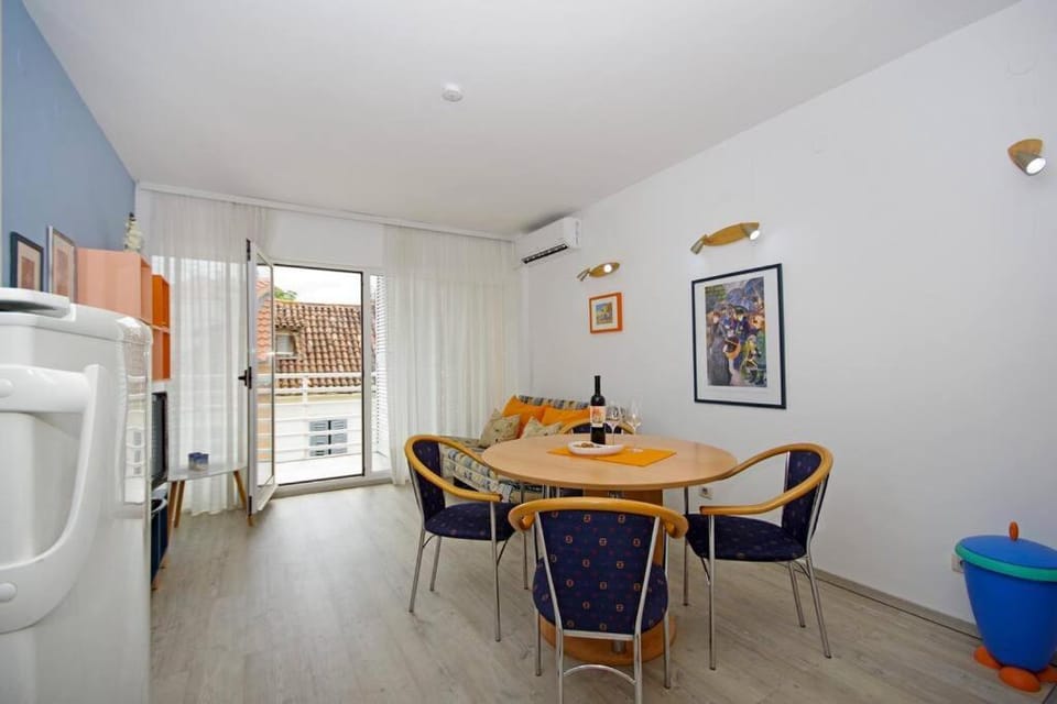 Seating area, Dining area, air conditioner