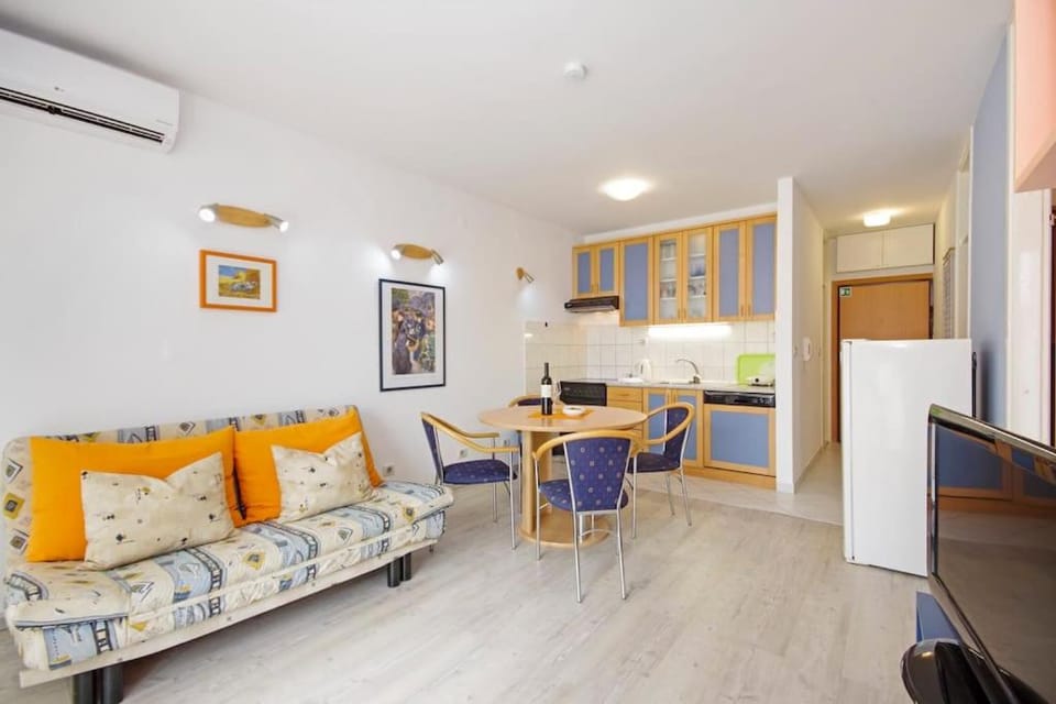 Kitchen or kitchenette, Living room, Seating area, oven, stove