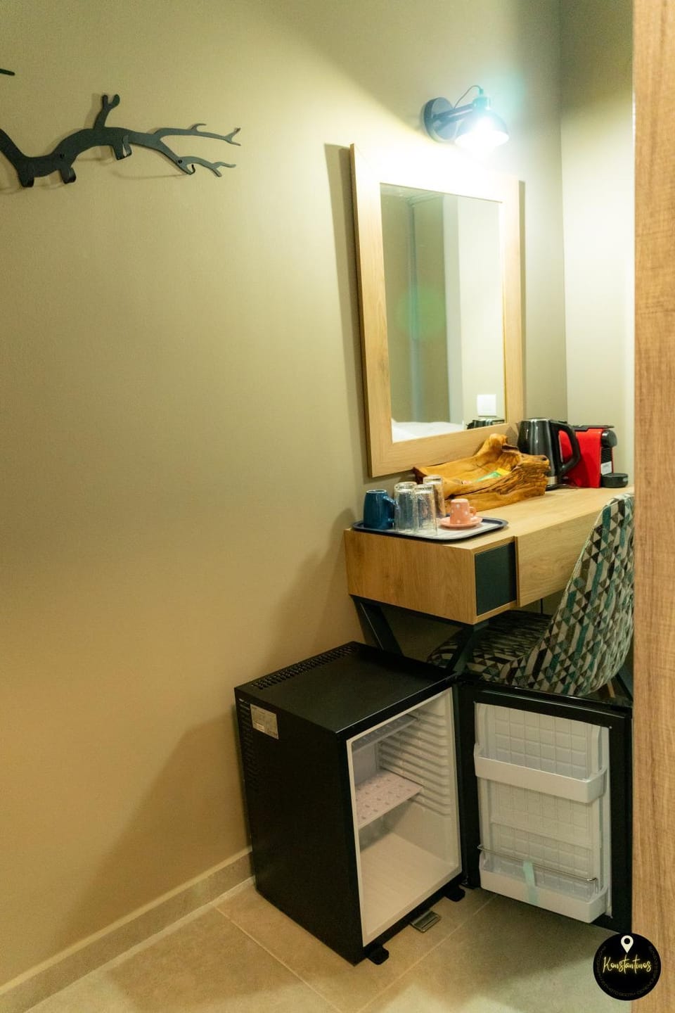 Photo of the whole room, hair dresser