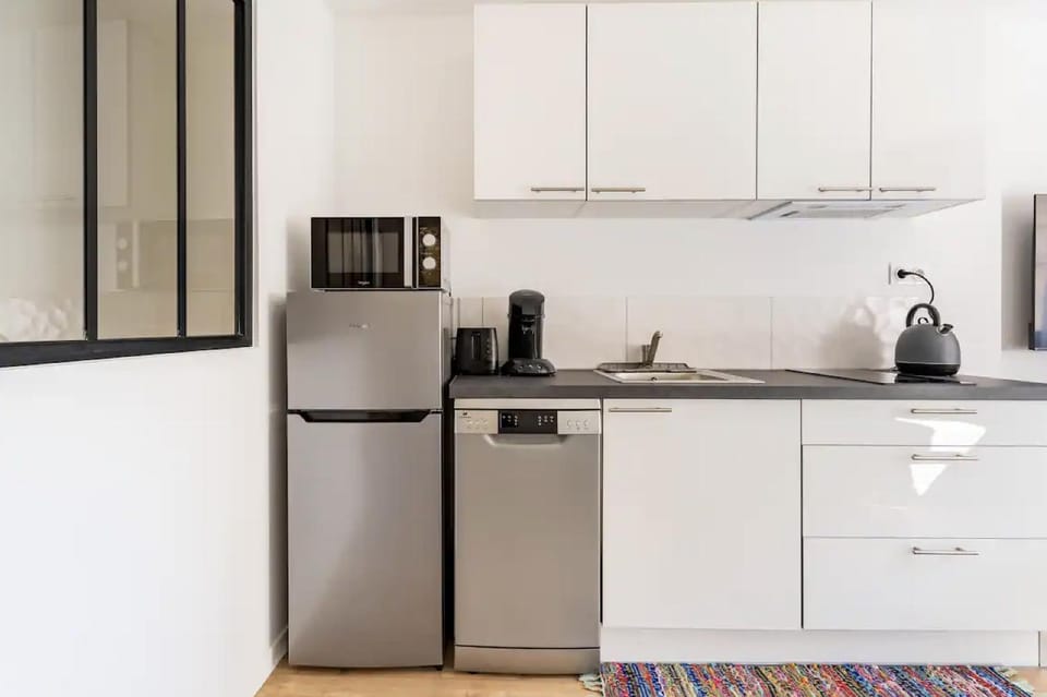 Coffee/tea facilities, Kitchen or kitchenette, dishwasher, oven, stove, toaster