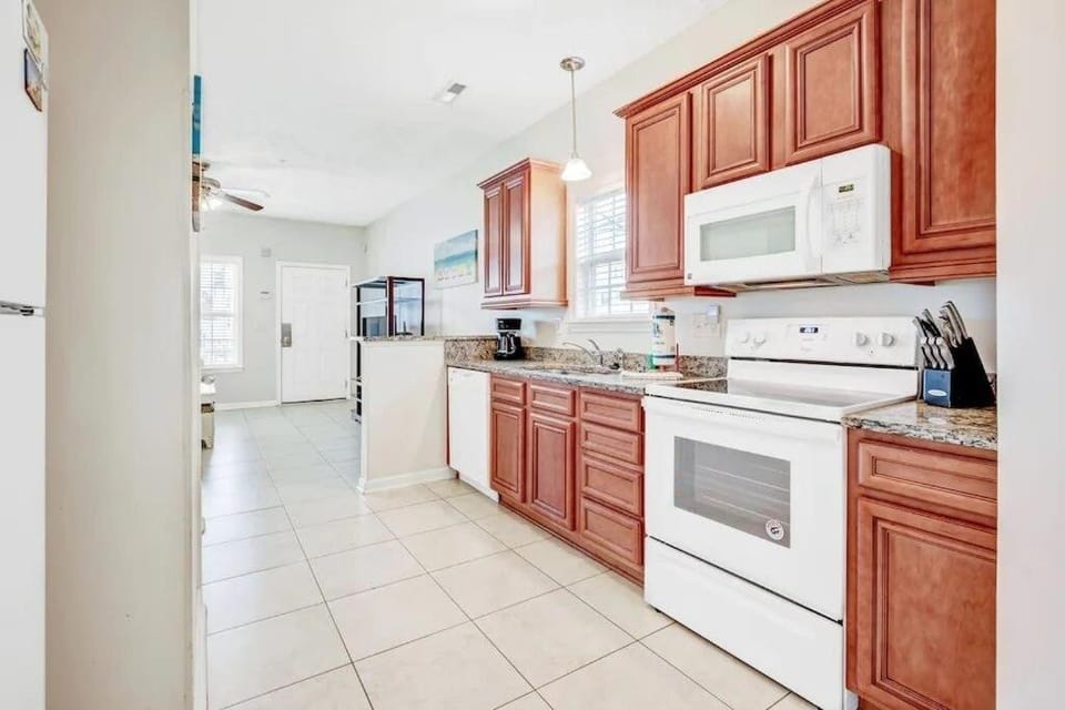 Kitchen or kitchenette, oven