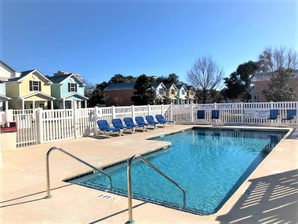 Pool view, Swimming pool, sunbed