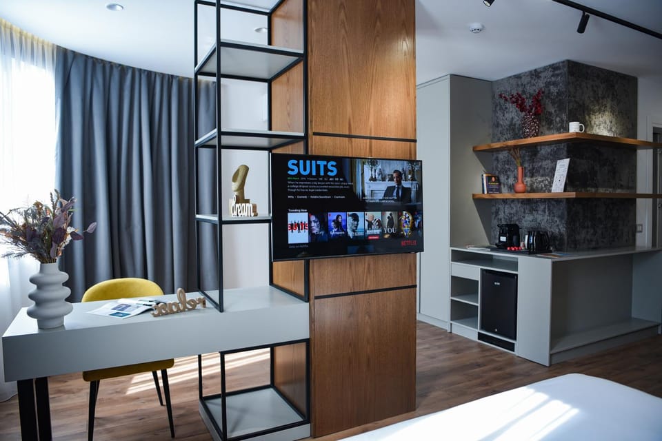 Bed, TV and multimedia, Photo of the whole room, oven