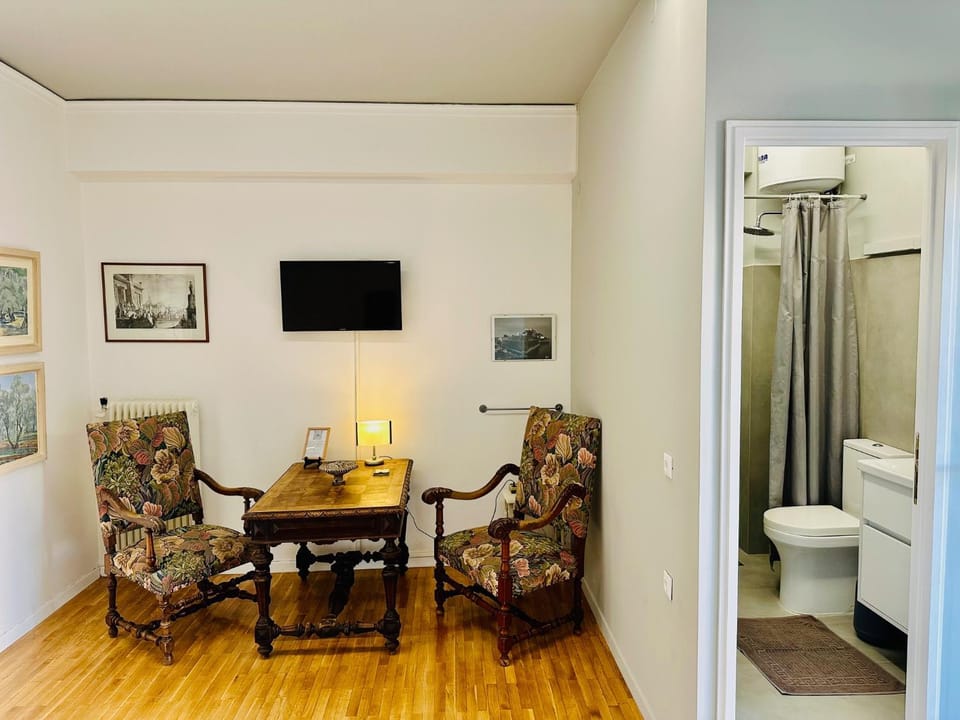 Toilet, Bathroom, TV and multimedia, Seating area