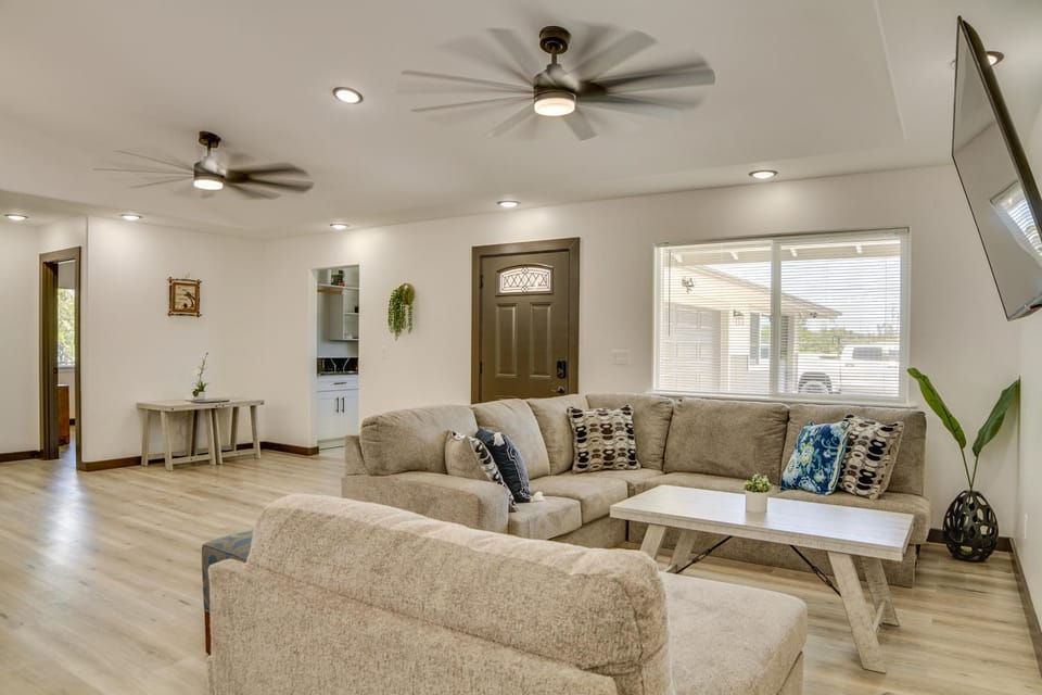 3 Mi to Shipman Beach! Family Getaway w/ Patio House in Hawaiian Paradise Park