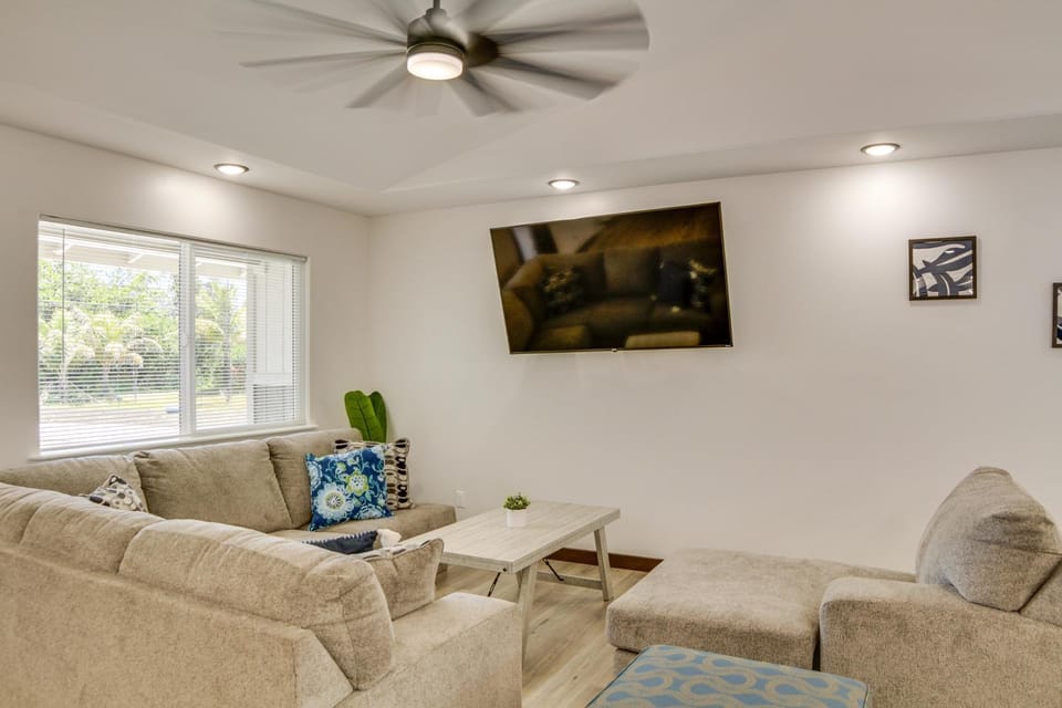 3 Mi to Shipman Beach! Family Getaway w/ Patio House in Hawaiian Paradise Park