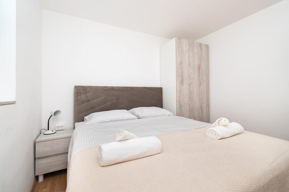 Bed, Photo of the whole room, Bedroom, towels