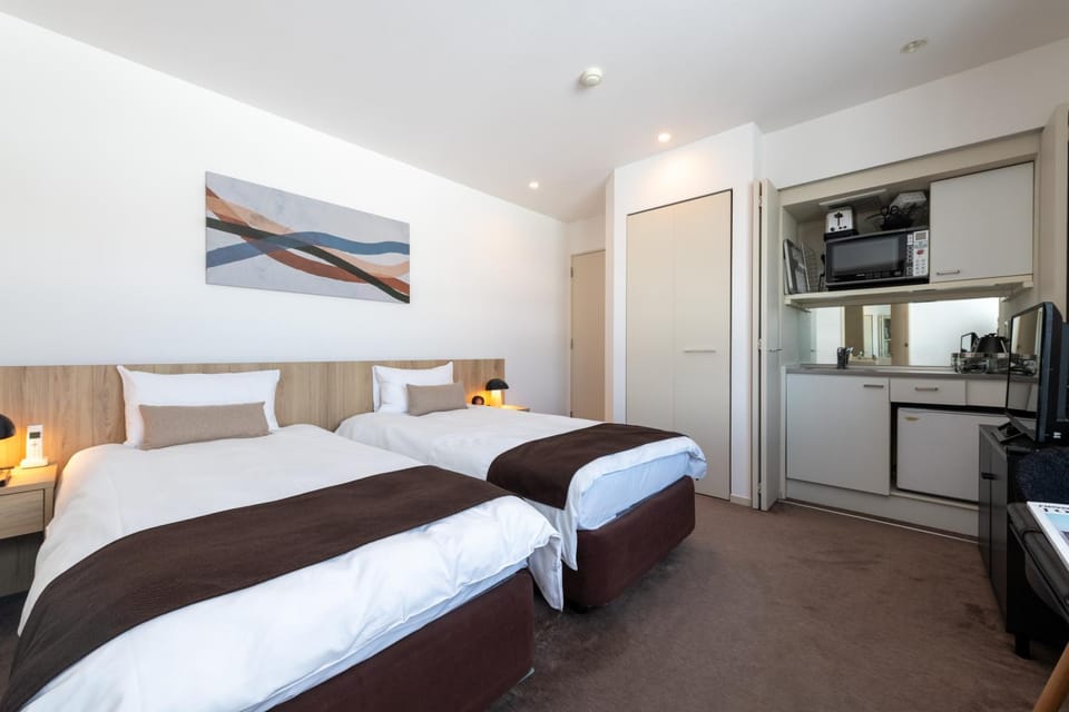 Bed, TV and multimedia, Kitchen or kitchenette, Photo of the whole room, Bedroom