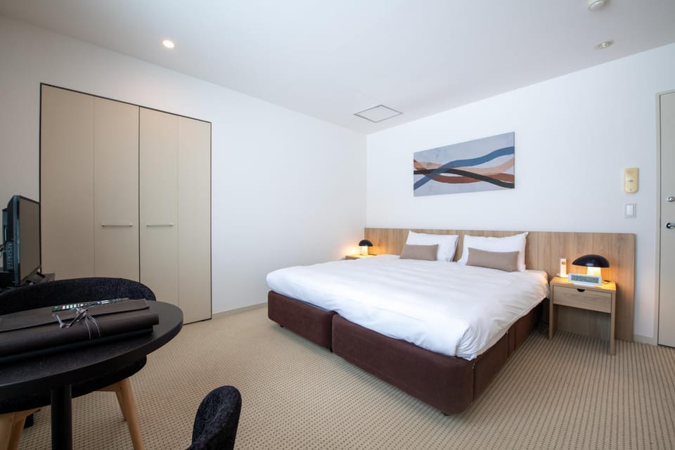 Bed, TV and multimedia, Bedroom