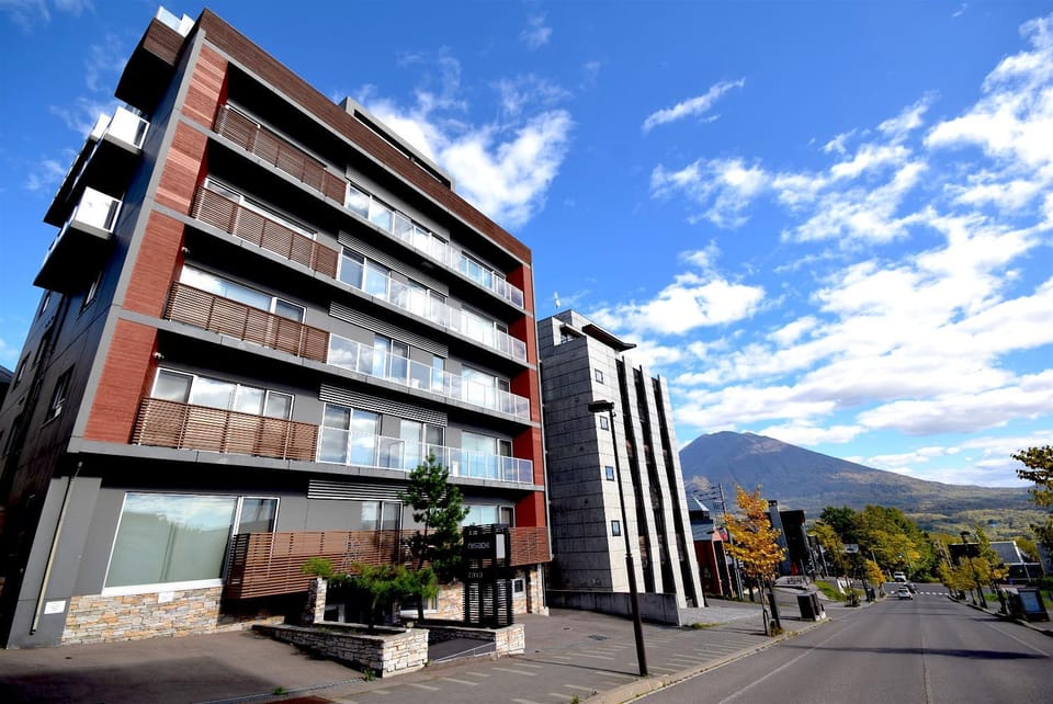 Property building, Day, Mountain view, Street view