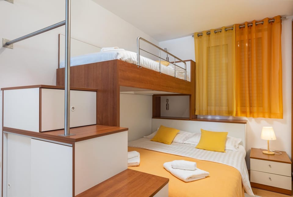 Bedroom, bunk bed