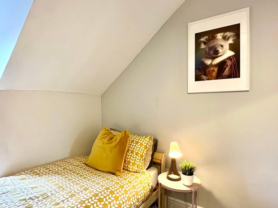 Bed, Photo of the whole room, Decorative detail, Bedroom