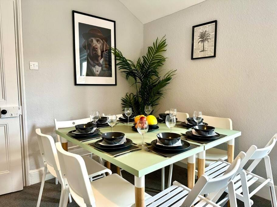 Massive 4 bedroom Duplex Apartment - Sleeps up to 10 People - Free Parking - 5 Minutes to the Best Beach! - Great Location - Fast WiFi - Smart TV - Newly decorated - sleeps up to 10! Close to Bournemouth & Poole Town Centre & Sandbanks Apartment in Poole