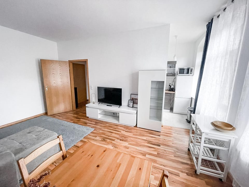 Communal lounge/ TV room, TV and multimedia, Living room, Seating area, Evening entertainment