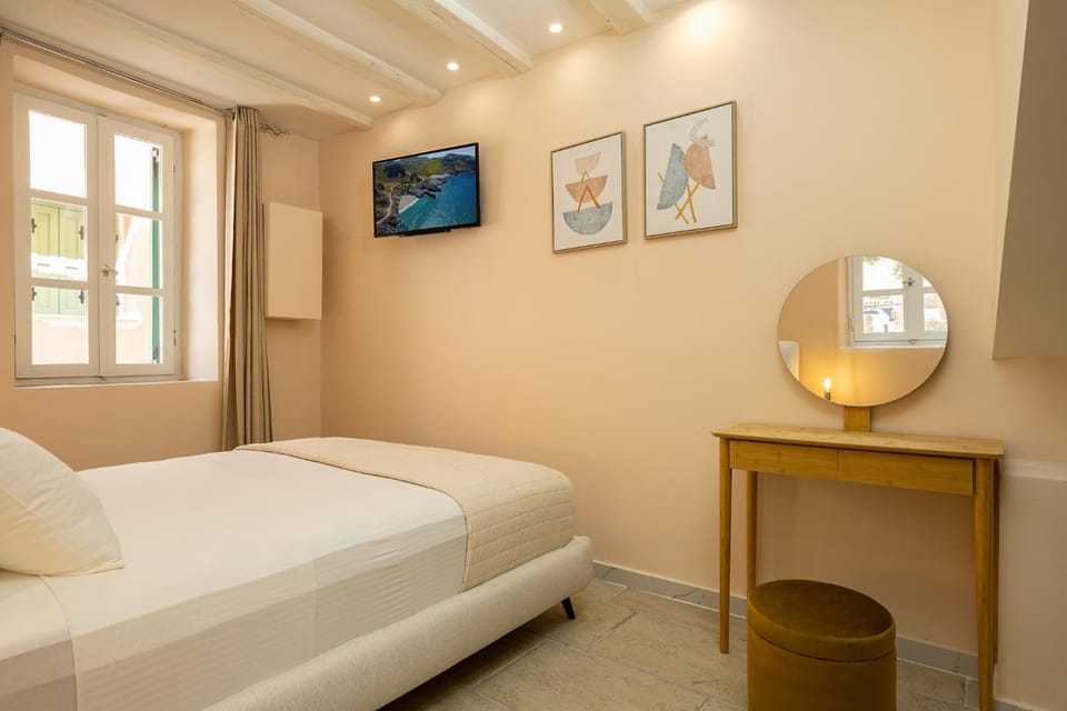 Bed, TV and multimedia, Photo of the whole room, Bedroom