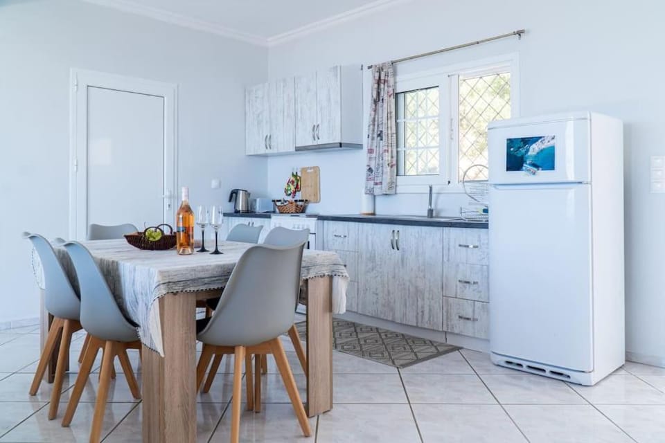 Kitchen or kitchenette, Dining area, pet friendly, stove