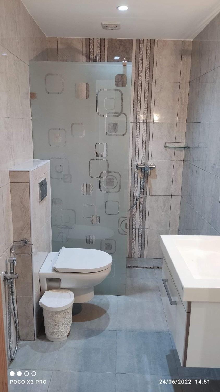Shower, Toilet