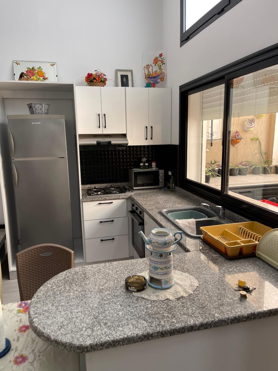 Kitchen or kitchenette, minibar, oven, stove