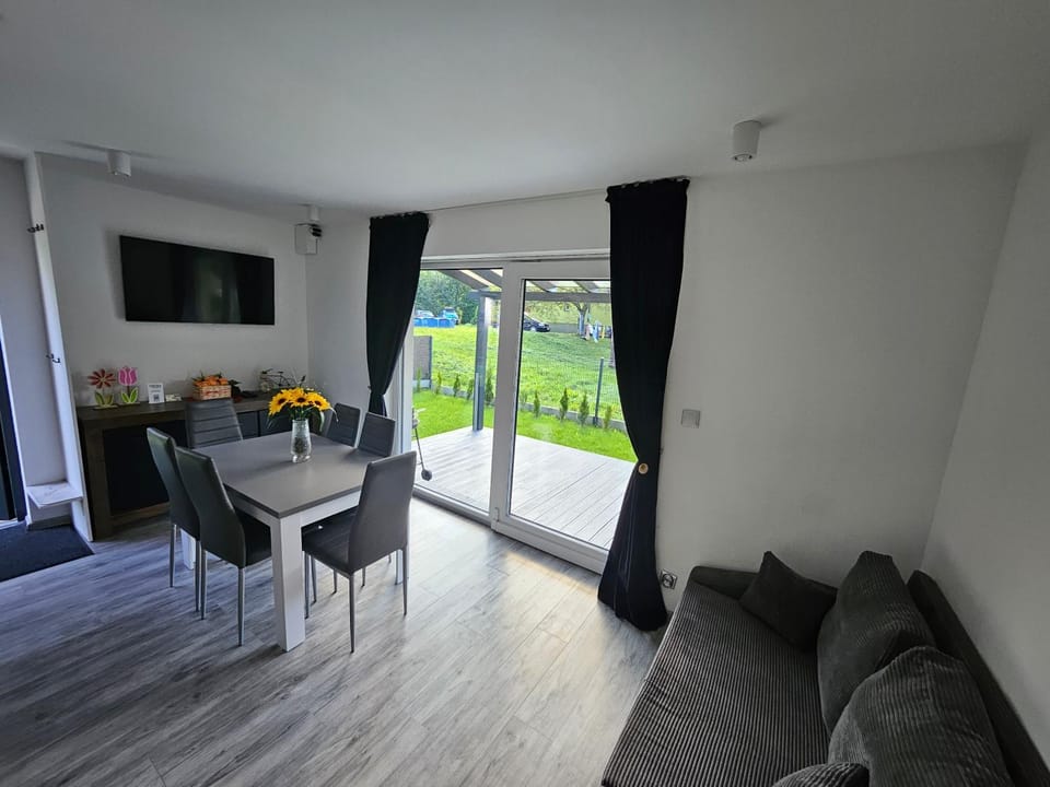 Communal lounge/ TV room, Garden, TV and multimedia, View (from property/room), Balcony/Terrace, Living room, Seating area, Dining area, Garden view