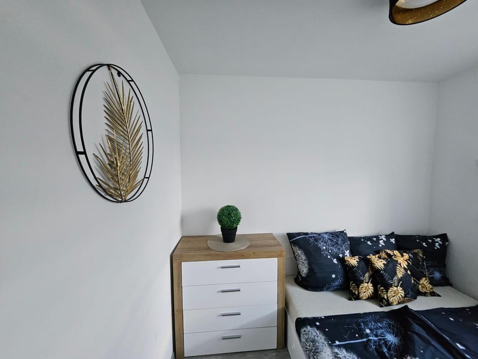 Bed, Photo of the whole room, Seating area, Bedroom