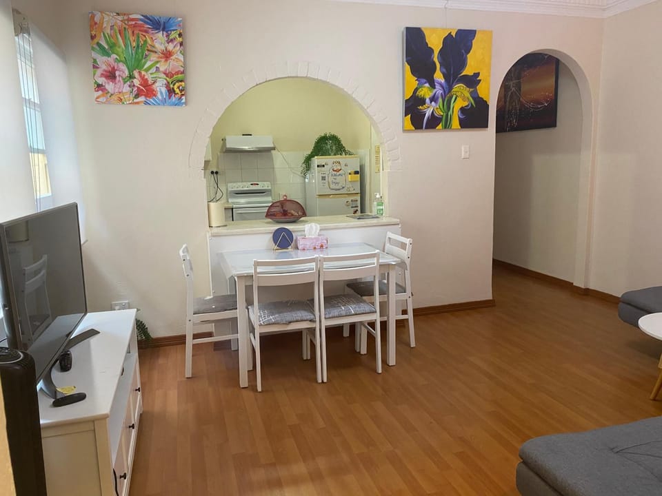 2 bedroom small unit 1 minute walk to shopping centre NO PARKING SLOT NO LIFT Apartment in Wollongong