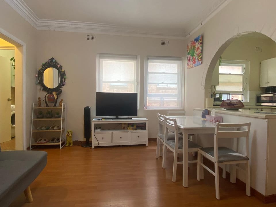 2 bedroom small unit 1 minute walk to shopping centre NO PARKING SLOT NO LIFT Apartment in Wollongong