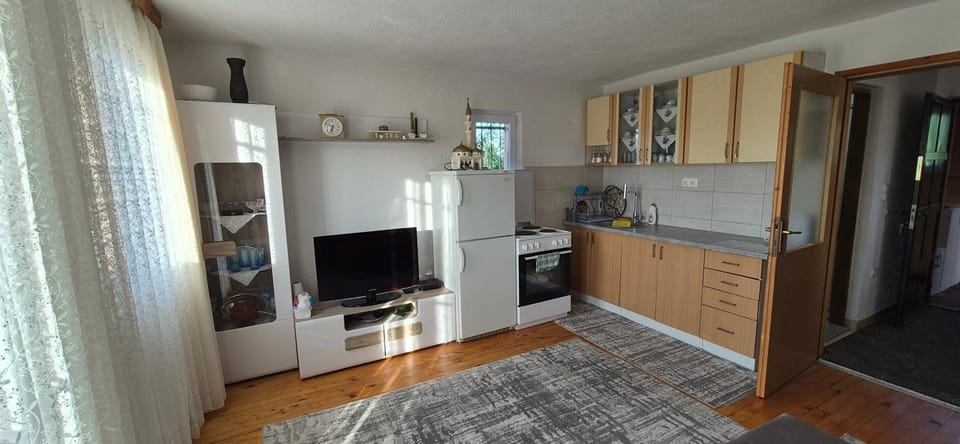 Communal lounge/ TV room, TV and multimedia, Kitchen or kitchenette, oven, stove